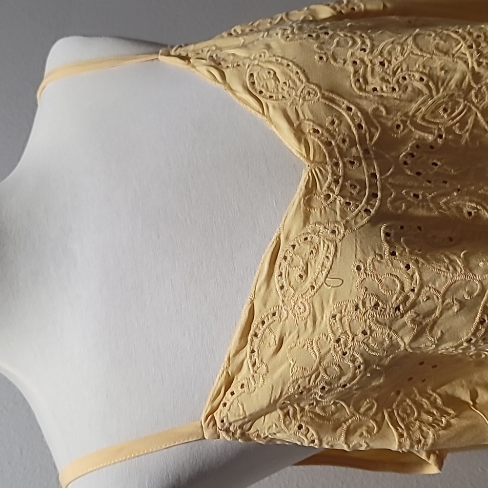 TORRID YELLOW TANK TOP EMBROIDERED EYELET CAMISOLE SLEEVELESS V NECK BLOUSE 1X - Picture 4 of 12